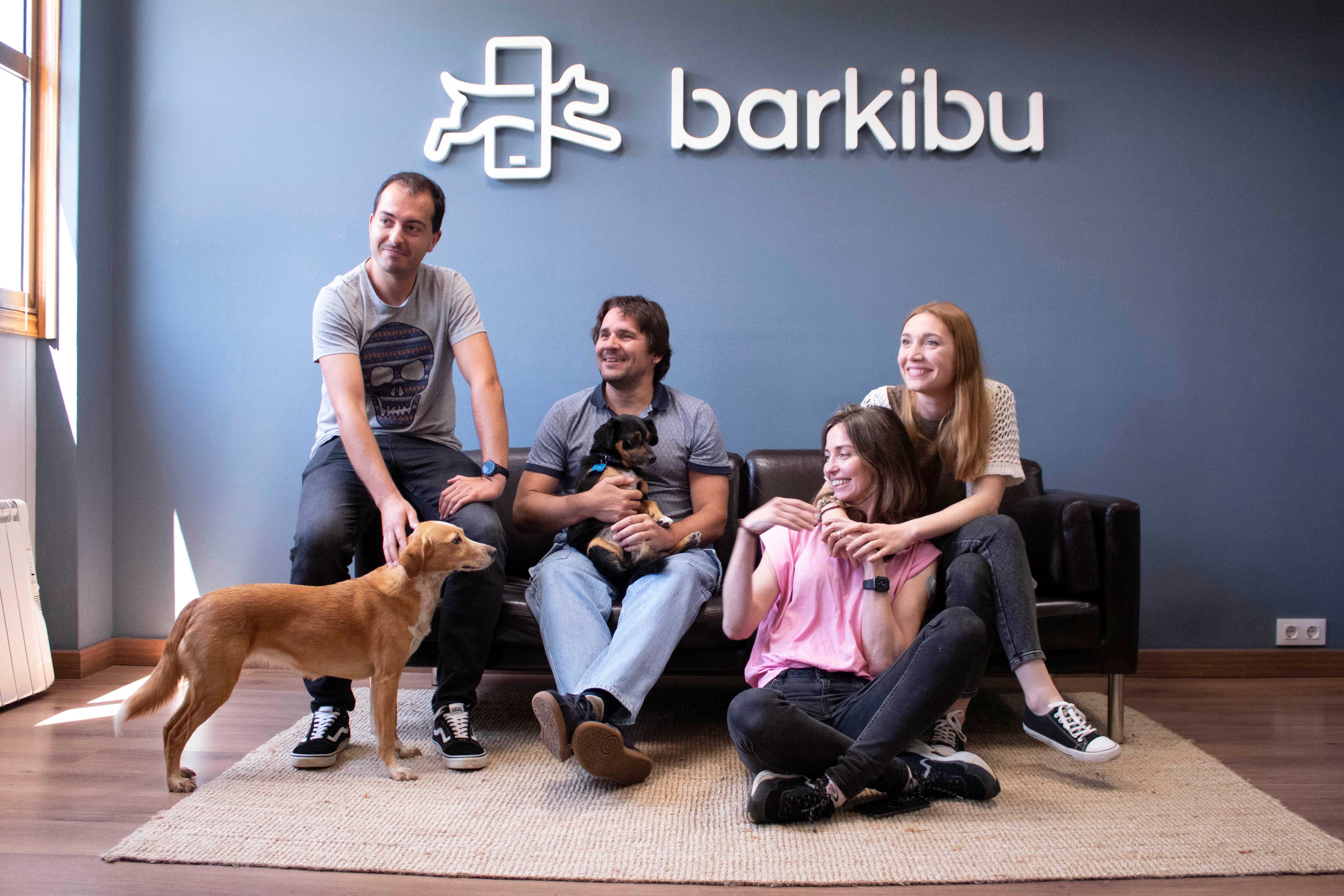 Os funcionários da Barkibu desfrutam da companhia dos seus cães no escritório